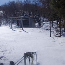 雪に阻まれた本殿の様子