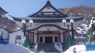 立派な親鸞聖人像が見応えあります