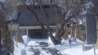 丁寧な冬囲いが印象に残るお寺でした