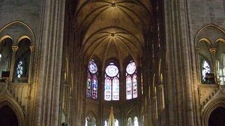 正面入口の彫刻と聖堂内部のバラ窓が美しい