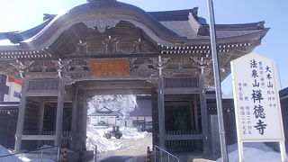 山門や菩薩像など、見所が多いお寺です