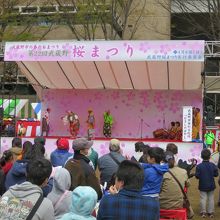 メイン会場の特設ステージ