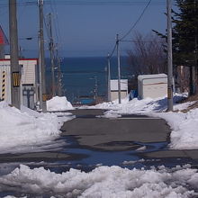 北に向かうと正面に海が望める下り坂となります