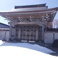 冬季閉鎖されている山門の様子