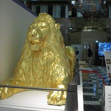 金のライオン像