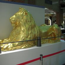 金のライオン像