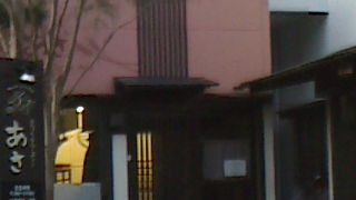 朝食に焼きたてパンは地元で人気