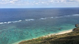 丘の上から、綺麗な海を一望
