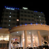 わかりづらいですが、下に写ってる車はすべて無法駐車です。