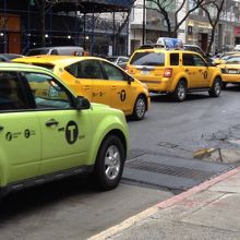 緑はボロータクシー。マンハッタン中心部からは利用できない。
