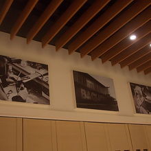 お店の上部に飾られている写真の様子