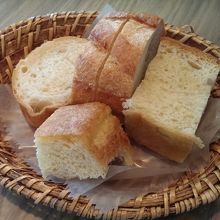 ランチセットのパン（写真は2人分）