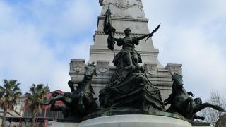 ポツンと建って海を眺めています。