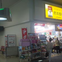 21番ゲート側に壁があるショップの外観