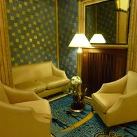 狭いお部屋なのにソファーが陣取っています