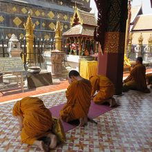 仏塔を拝む僧侶