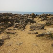 ごつごつと岩がある