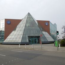 このピラミッドの部分が、ミュージアムです。