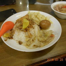 魯肉便當60元 　魯肉飯が美味しいいいい・・・。