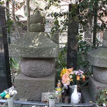 左：義朝の墓とあります。隣鎌田正清よりちょっと大きい