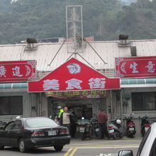 美食街の大きな看板が目印です