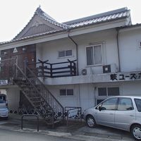 お城のような凝った外観。駐車場は建物と路側の間。
