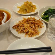 頼んだメニュー。焼酎に合わせました。