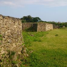 こんな素晴らしい石垣の遺跡が現れます