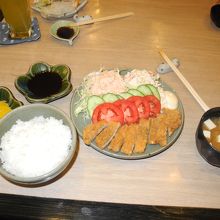 注文したランチメニュー「とんかつ定食」