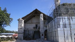 大地震の被害を受け、修復しています。　～バクラヨン教会～