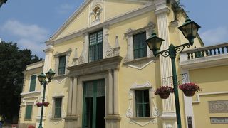 ステンドグラスが美しい