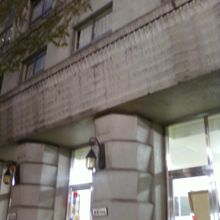 歴史的な門構え。