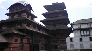 ダルバール広場にある旧王宮の中庭＝ナサルチョークに立てば１８世紀後半の世界にタイムトリップできる。