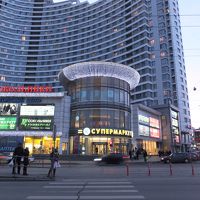 向かいのショッピングセンター