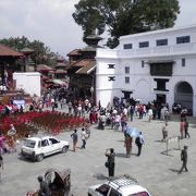 ネパール様式のお寺ばかりの中に白い西洋建築とはおかしな現象だ。