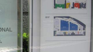 ガラス張りの外観が特徴的