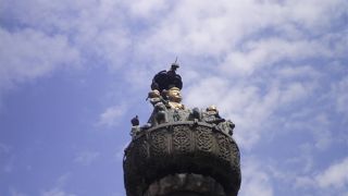 プラタップ・マッラ王とその家族のわきあいあいの石像が天辺に乗っかっている石柱が向かい合うお寺。