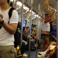 電車には個性的な人も