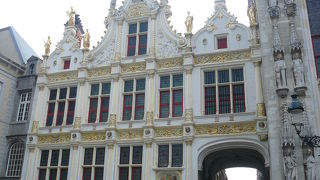 ブルグ広場にある白と金の建物