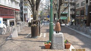 赤い靴はいてた女の子は　今、この街に眠っています！！