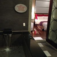 大きなバスルームから部屋を見ました。