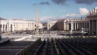 正面にある楕円形の広場・・・