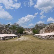マヤアーチを背景にした光景が美しいです