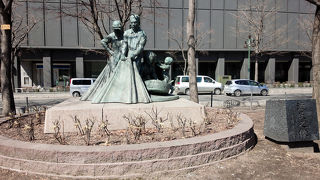 力強いモニュメント。