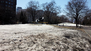 イサム・ノグチ氏の滑り台。