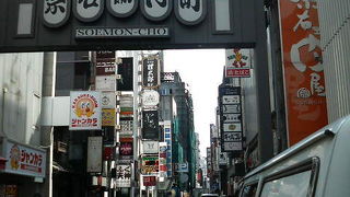 歴史の古い道頓堀川の北の歓楽街