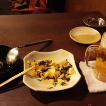 おおかた食べ終わったニラ玉と塩こぶキャベツ。