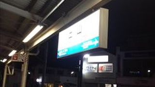 この駅の周辺には、大きなコンビニが有りませんが、駅の改札口の奥にコンビニが有って、大変、便利です。