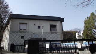 緑に囲まれた野外音楽堂です