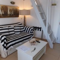 白い壁、白い家具のリビング